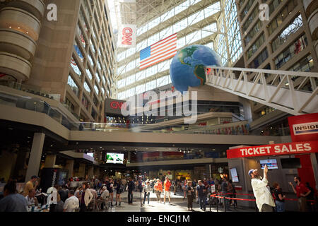 'Centro città Atlanta in Georga USA logo CNN nella reception dell'edificio della CNN il CNN Center è la sede mondiale della CNN. Foto Stock