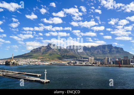 Table Mountain visto dal carico di una nave nel porto di Città del Capo, Sud Africa Foto Stock