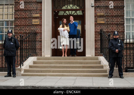 Londra, Regno Unito. Il 2 maggio, 2015. Il principe William, il Duca di Cambridge e la Duchessa di Cambridge lasciare l'ospedale St Mary's Lindo ala con il loro nuovo nato della figlia, Princess Charlotte, sabato 2 maggio 2015. Credito: Heloise/Alamy Live News Foto Stock