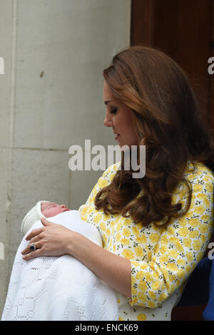 Londra, Regno Unito. Il 2 maggio, 2015. La Duchessa di Cambridge lascia l'ospedale St Mary's Lindo ala con il suo nuovo nato della figlia, Princess Charlotte, sabato 2 maggio 2015. Credito: Heloise/Alamy Live News Foto Stock