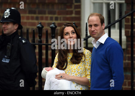 Londra, Regno Unito. Il 2 maggio, 2015. Il principe William, il Duca di Cambridge e la Duchessa di Cambridge lasciare l'ospedale St Mary's Lindo ala con il loro nuovo nato della figlia, Princess Charlotte, sabato 2 maggio 2015. Credito: Heloise/Alamy Live News Foto Stock