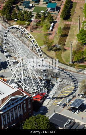'Centro città Atlanta in Georga USA skyline con lui ruota panoramica Ferris in primo piano il Centennial Olympic Park è un 21-acri (85.000 m2) Foto Stock