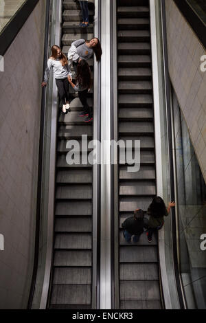 Il centro cittadino di Atlanta in Georgia USA scale mobili verso il basso per Peachtree Center di tre-tiered retail mall Foto Stock