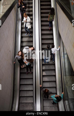 Il centro cittadino di Atlanta in Georgia USA scale mobili verso il basso per Peachtree Center di tre-tiered retail mall Foto Stock