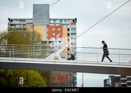 Trinità Bridge è un tre vie di passerella pedonale che attraversa il fiume Irwell e collega le due città di Manchester e Salford in gr Foto Stock