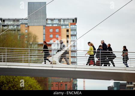 Trinità Bridge è un tre vie di passerella pedonale che attraversa il fiume Irwell e collega le due città di Manchester e Salford in gr Foto Stock