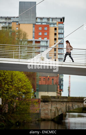 Trinità Bridge è un tre vie di passerella pedonale che attraversa il fiume Irwell e collega le due città di Manchester e Salford in gr Foto Stock