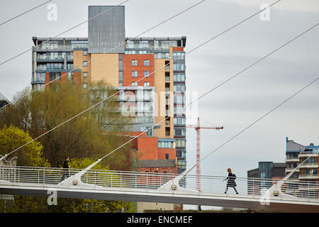 Trinità Bridge è un tre vie di passerella pedonale che attraversa il fiume Irwell e collega le due città di Manchester e Salford in gr Foto Stock