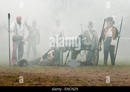 La Anglesey ussaro di artiglieria a cavallo pronto a fuoco un campo di pistola in una piena di fumo rievocazione della battaglia di Warterloo Foto Stock