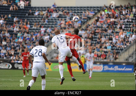 Chester, Pennsylvania, USA. Il 2 maggio, 2015. Toronto FC in avanti, JOZY ALTIDORE (17), e Philadelphia Unione ETHAN bianco (15), la lotta per la palla durante la partita. Toronto battere l'Unione 1-0 in PPL Park di Chester Pa Credito: Ricky Fitchett/ZUMA filo/Alamy Live News Foto Stock