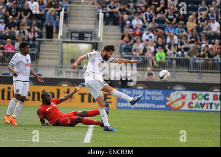 Chester, Pennsylvania, USA. Il 2 maggio, 2015. Unione di Philadelphia player, RICHIE MARQUEZ (16), calci la sfera verso il basso il passo Toronto battere l'Unione 1-0 in PPL Park di Chester Pa Credito: Ricky Fitchett/ZUMA filo/Alamy Live News Foto Stock