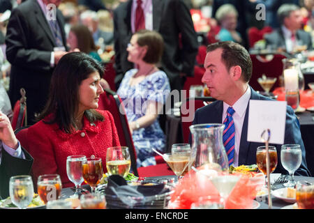 Carolina del Sud governatore Nikki Haley si siede con il Partito Repubblicano Presidente Reince Priebus alla 48th annuale elefante in argento a cena il 1 maggio 2015 a Columbia nella Carolina del Sud. L'evento onorato Priebus e ha visto la partecipazione di diversi candidati presidenziali. Foto Stock