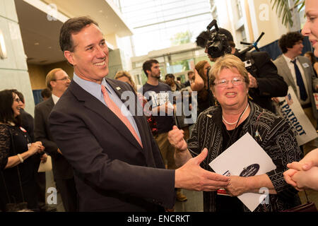 Ex senatore degli Stati Uniti e del GOP speranzoso presidenziale Rick Santorum saluta i sostenitori al 48th annuale elefante in argento a cena il 1 maggio 2015 a Columbia nella Carolina del Sud. L'evento onorato Comitato Nazionale Repubblicano Presidente Reince Priebus e ha visto la partecipazione di diversi candidati presidenziali. Foto Stock