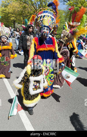 Ballerini Chinelos al Cinco de Mayo parade su Central Park West in NYC. Foto Stock