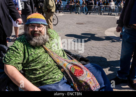 New York, Stati Uniti d'America. Il 2 maggio, 2015. La marijuana avvocati rally in Union Square alla domanda di un mercato legale per la cannabis nella città di New York e di ciò che essi chiamano la fine all' uso di farmaco il diritto come uno strumento per il controllo sociale e di incarcerazione di massa. Yippie Pieman Aron Kay organizzatore della marcia annuale. ©Stacy Rosenstock Walsh Foto Stock