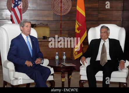 Colombo, Sri Lanka. Il 2 maggio, 2015. Stati Uniti Il segretario di Stato John Kerry (L) incontra il Primo Ministro dello Sri Lanka Ranil Wickremesinghe in Colombo, Sri Lanka, 2 maggio 2015. John Kerry è su una due giorni di visita a Sri Lanka. Questa è la prima visita ufficiale di un segretario di Stato degli Stati Uniti, dato che di William Pierce Rogers nel 1972. Credito: Gayan Sameera/Xinhua/Alamy Live News Foto Stock