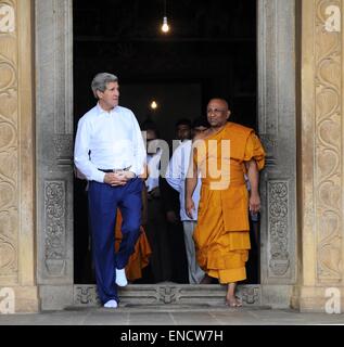 Colombo, Sri Lanka. Il 2 maggio, 2015. Stati Uniti Il segretario di Stato John Kerry (L) visite il Kelaniya Rajamaha Tempio a Kelaniya in Colombo, Sri Lanka, 2 maggio 2015. John Kerry è su una due giorni di visita a Sri Lanka. Questa è la prima visita ufficiale di un segretario di Stato degli Stati Uniti, dato che di William Pierce Rogers nel 1972. Credito: A. Rajhita/Xinhua/Alamy Live News Foto Stock