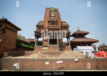 Kathmandu, Nepal. Il 2 maggio, 2015. Tempio danneggiato nel Bakhtapur Durbar Square ancora stand up. Credito: Guillaume Payen/ZUMA filo/ZUMAPRESS.com/Alamy Live News