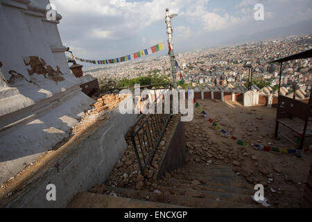 Kathmandu, Nepal. Il 2 maggio, 2015. Vista dalla Swayambhu Nath tempio una settimana dopo il terremoto. Credito: Guillaume Payen/ZUMA filo/ZUMAPRESS.com/Alamy Live News Foto Stock