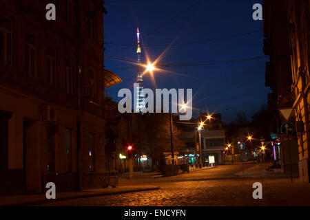 Vista sulla strada e la torre televisiva di Lviv di notte Foto Stock