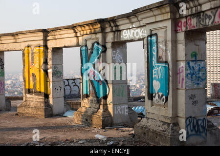 Coperto di graffiti struttura dell'abbandonato torre fantasma, Bangkok, Thailandia. Foto Stock