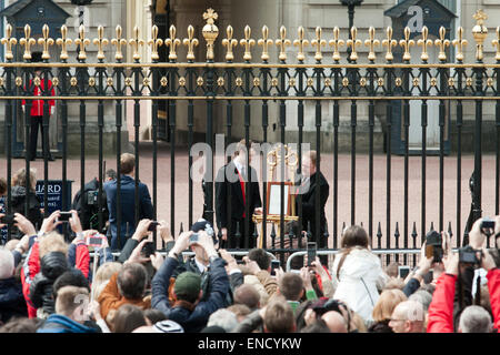 Londra, Regno Unito. Il 2 maggio, 2015. Una grande folla di attendere in linea per visualizzare il cavalletto con il certificato di nascita a Buckingham Palace dopo l' annuncio di una bambina nata al Lindo Ala di Saint Mary s Hospital e il Duca e la Duchessa di Cambridge Credito: amer ghazzal/Alamy Live News Foto Stock