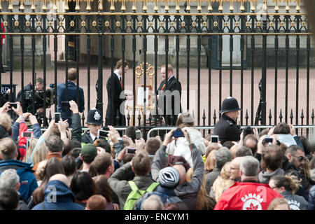 Londra, Regno Unito. Il 2 maggio, 2015. Una grande folla di attendere in linea per visualizzare il cavalletto con il certificato di nascita a Buckingham Palace dopo l' annuncio di una bambina nata al Lindo Ala di Saint Mary s Hospital e il Duca e la Duchessa di Cambridge Credito: amer ghazzal/Alamy Live News Foto Stock