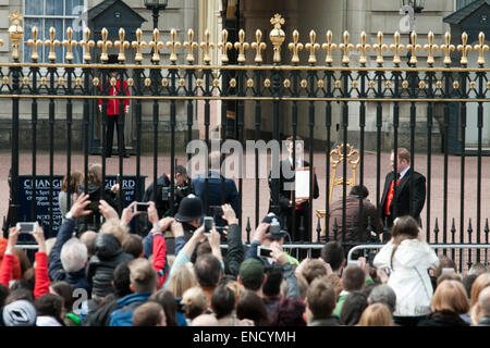 Londra, Regno Unito. Il 2 maggio, 2015. Una grande folla di attendere in linea per visualizzare il cavalletto con il certificato di nascita a Buckingham Palace dopo l' annuncio di una bambina nata al Lindo Ala di Saint Mary s Hospital e il Duca e la Duchessa di Cambridge Credito: amer ghazzal/Alamy Live News Foto Stock