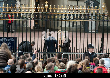 Londra, Regno Unito. Il 2 maggio, 2015. Una grande folla di attendere in linea per visualizzare il cavalletto con il certificato di nascita a Buckingham Palace dopo l' annuncio di una bambina nata al Lindo Ala di Saint Mary s Hospital e il Duca e la Duchessa di Cambridge Credito: amer ghazzal/Alamy Live News Foto Stock