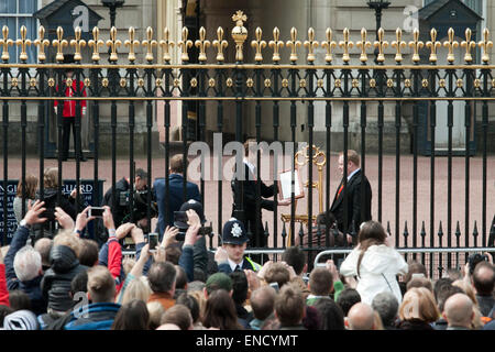 Londra, Regno Unito. Il 2 maggio, 2015. Una grande folla di attendere in linea per visualizzare il cavalletto con il certificato di nascita a Buckingham Palace dopo l' annuncio di una bambina nata al Lindo Ala di Saint Mary s Hospital e il Duca e la Duchessa di Cambridge Credito: amer ghazzal/Alamy Live News Foto Stock