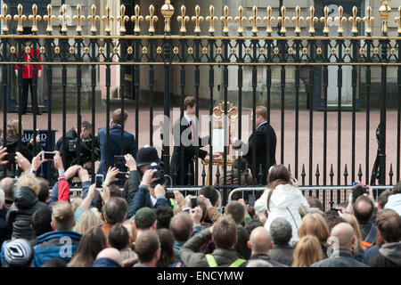 Londra, Regno Unito. Il 2 maggio, 2015. Una grande folla di attendere in linea per visualizzare il cavalletto con il certificato di nascita a Buckingham Palace dopo l' annuncio di una bambina nata al Lindo Ala di Saint Mary s Hospital e il Duca e la Duchessa di Cambridge Credito: amer ghazzal/Alamy Live News Foto Stock