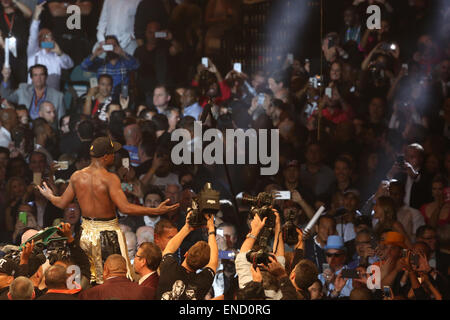 Las Vegas, Nevada, USA. Il 2 maggio, 2015. Floyd 'Strumenti' Mayweather fino sulle funi dopo dodici round di vincere con una decisione unanime della giuria. Credito: Craig Durling/ZUMA filo/Alamy Live News Foto Stock