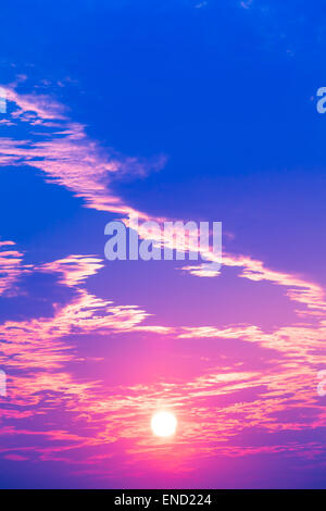 Tramonto al cielo blu - Viola di nuvole a un meraviglioso cielo blu tramonto Foto Stock