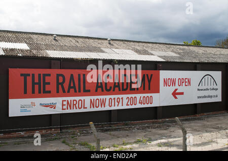 Segno per Newcastle College dell Accademia di rampa in Gateshead, North East England Regno Unito Foto Stock