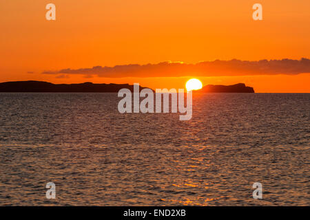 Tramonto della costa del nord ovest di Skye guardando verso le isole di Clett e Mingay Foto Stock