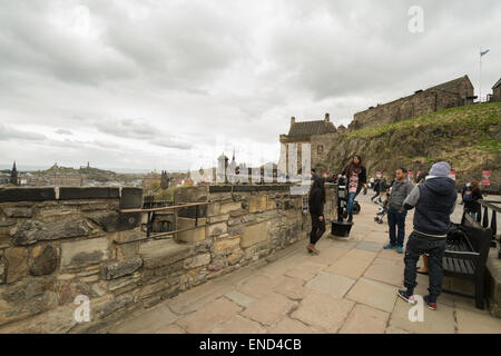 Un gruppo di giovani turisti all'interno del Castello di Edimburgo in una fredda giornata di primavera Foto Stock