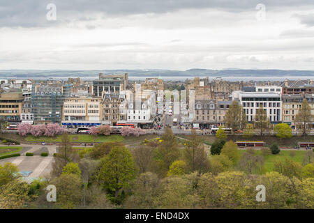 Edimburgo - Molla Vista Princes Street, i giardini di Princes Street, Frederick Street e il Firth of Forth e Fife oltre Foto Stock