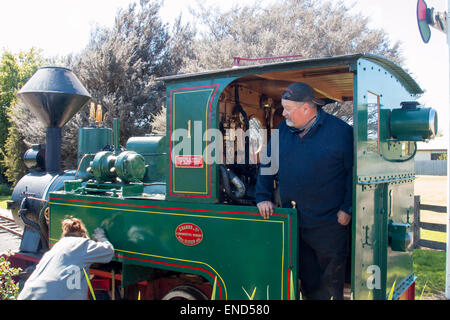 Redwater Creek e il patrimonio della società ferroviaria in Sheffield,Tasmania, Australia, 1906 Krauss 610mm manometro loco tira carrelli Foto Stock