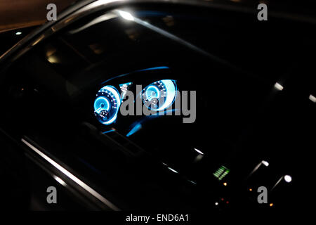 Cruscotto di automobile illuminata di notte Foto Stock
