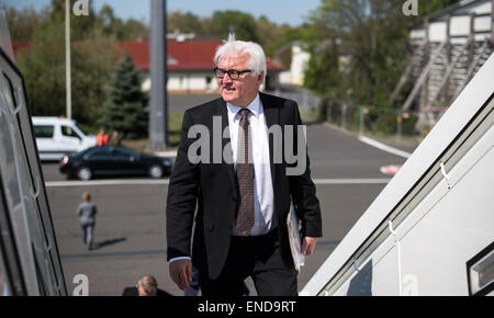 Berlino, Germania. 03 Maggio, 2015. Il Ministro degli esteri tedesco Frank-Walter Steinmeier (SPD) ottiene su un piano della Bundeswehr aerei militari per volare a Il Cairo, Egitto, sul composto di militari dell'aeroporto di Tegel a Berlino, Germania, 03 maggio 2015. Il Ministro degli esteri tedesco viaggia in Egitto per tenere colloqui diplomatici. Foto: BERND VON JUTRCZENKA/dpa/Alamy Live News Foto Stock