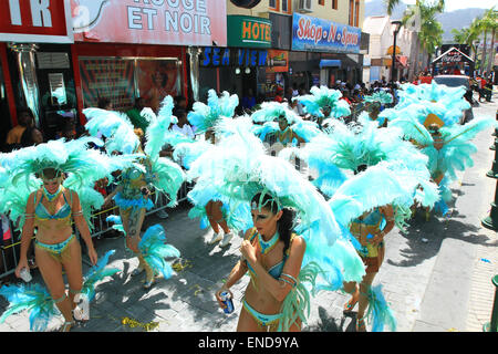 Troupes di display masqueraders colorati e costumi tradizionali durante il Grand Parade a Carnevale in Philipsburg, St Maarten Foto Stock