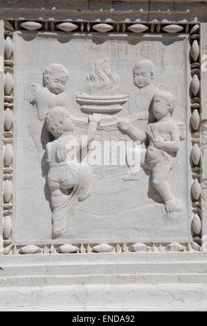 Bambini decorazioni figurativo sulla facciata della Scuola Grande di San Marco. La facciata della Venezia Ospedale Civile è un Foto Stock