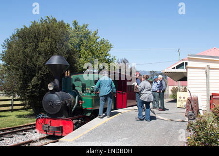 Redwater Creek e il patrimonio della società ferroviaria in Sheffield,Tasmania, Australia, 1906 Krauss 610mm manometro loco tira carrelli Foto Stock