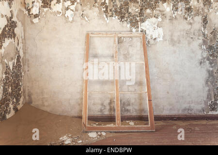 L'interno di una casa abbandonata in Kolmanskop, un ex città di diamante in Namibia. Foto Stock