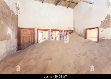 L'interno di una casa abbandonata in Kolmanskop, un ex città di diamante in Namibia. Foto Stock