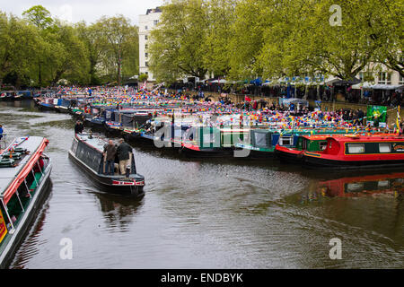 La piccola Venezia, Londra, Regno Unito. Il 3 maggio, 2015. Dopo un opaco, umida per iniziare la giornata, centinaia di londinesi e gli appassionati di narrowboat arrivano al Paddington Basin all'unione dei Capitani Reggenti e il Grand Union canali per l'annuale e le vie navigabili interne dell Associazione cavalcata Canalway, celebra la storia e le tradizioni di Britains una vasta rete di canali e fiumi navigabili. Credito: Paolo Davey/Alamy Live News Foto Stock