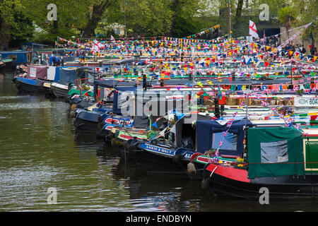 La piccola Venezia, Londra, Regno Unito. Il 3 maggio, 2015. Dopo un opaco, umida per iniziare la giornata, centinaia di londinesi e gli appassionati di narrowboat arrivano al Paddington Basin all'unione dei Capitani Reggenti e il Grand Union canali per l'annuale e le vie navigabili interne dell Associazione cavalcata Canalway, celebra la storia e le tradizioni di Britains una vasta rete di canali e fiumi navigabili. Credito: Paolo Davey/Alamy Live News Foto Stock