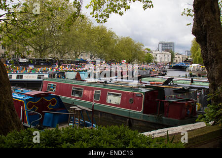 La piccola Venezia, Londra, Regno Unito. Il 3 maggio, 2015. Dopo un opaco, umida per iniziare la giornata, centinaia di londinesi e gli appassionati di narrowboat arrivano al Paddington Basin all'unione dei Capitani Reggenti e il Grand Union canali per l'annuale e le vie navigabili interne dell Associazione cavalcata Canalway, celebra la storia e le tradizioni di Britains una vasta rete di canali e fiumi navigabili. Nella foto: il credito: Paolo Davey/Alamy Live News Foto Stock