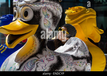 Colorate in vetroresina verniciata modello animale di scultura di anatra, Liverpool, Merseyside, 3 maggio, 2015. Gemma Seddon, l'artista ambientale da Londra, pittura la sua 'space' anatra per la città il progetto del Centro LightNight, un team di artisti è la decorazione di un host, 20 in totale di 7ft tall giant anatre, in vista del pubblico presso l'isola di Mann lo sviluppo. Il Liverpool Duck Trail, commissionato da AquaDucked, sta per essere lanciato su LightNight per mostrare la vibrante viva la creatività in Liverpool. Foto Stock