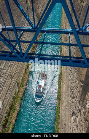 Il Canale di Corinto con la barca turistica visto da sopra con il ponte ferroviario, Grecia, Foto Stock